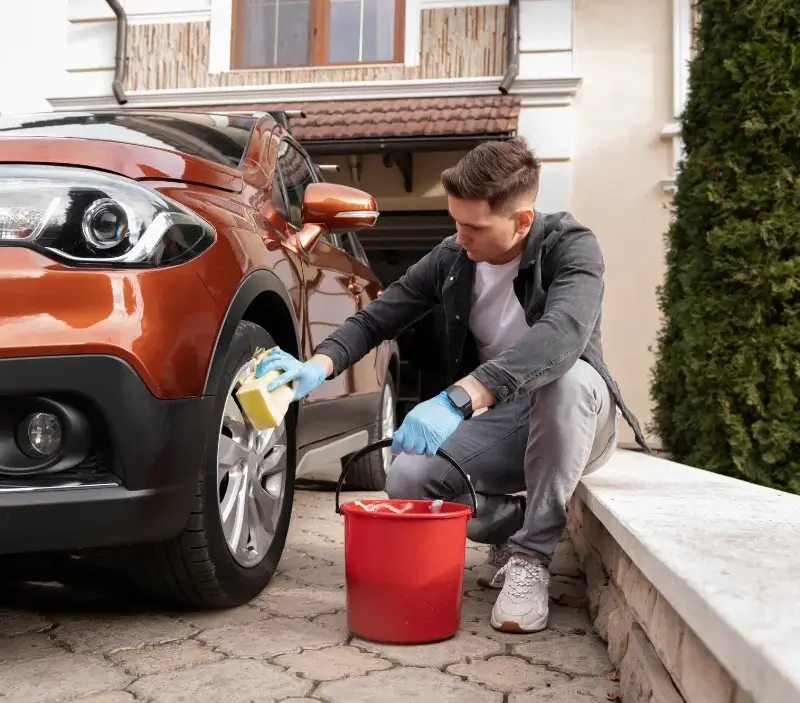 Lavage auto à domicile Ailly-le-Haut-Clocher : professionnel intervenant sur un véhicule
